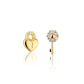 brinco_segundo_furo_coracao_cadeado_e_chave_em_zirconia_banhado_a_ouro_1045_1_a0d25f38c70aeb543f5e898d1e467364