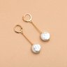 Brinco pêndulo com pérola banhado a ouro