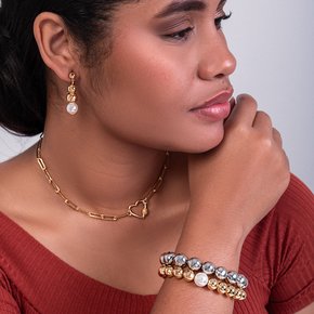 02 brinco longo de esferas douradas com perola banhado a ouro