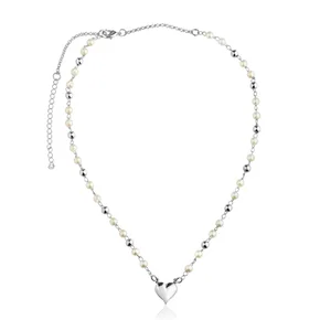 01 colar de perolas e bolinhas prateadas com pingente de coracao banhado a rodio